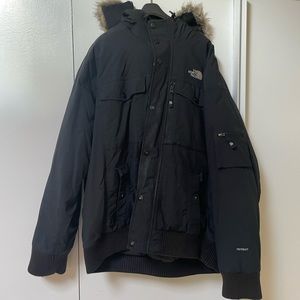 Men’s extra large North Face winter coat with detachable hood.